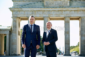 Berlin  Deutschland - Vitali Klitschko und Kai Wegner auf dem Pariser Platz vor dem Brandenburger Tor.