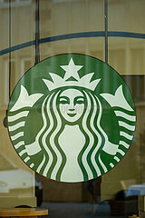 Deutschland  Bremen - Starbucks-Logo im Fenster eines Cafes