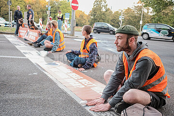 Angriffe auf Presse durch Autofahrer und Polizei bei Blockade der Letzten Generation am Innsburcker Ring an