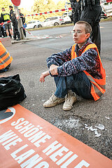 Angriffe auf Presse durch Autofahrer und Polizei bei Blockade der Letzten Generation am Innsburcker Ring an