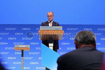 Friedrich Merz haelt Rede  Markus Soeder hoert zu