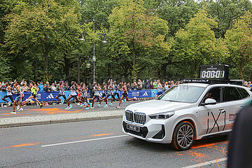 Letzte Generation stört Berlin Marathon mit Farbe