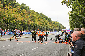 Letzte Generation stört Berlin Marathon mit Farbe