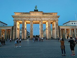 Touristen vor dem Brandenburger Tor