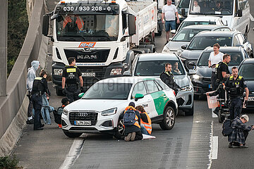 Letzte Generation blockiert A100 in Berlin