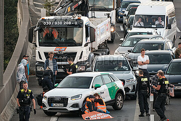 Letzte Generation blockiert A100 in Berlin