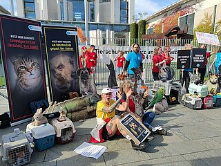 Tierschutz-Demo vor Bundeskanzleramt