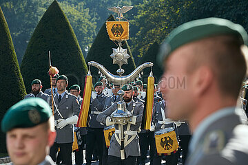 Berlin  Deutschland - Das Stabsmusikkorps des Wachbatallion marschiert in den Ehrenhof von Schloss Bellevue.
