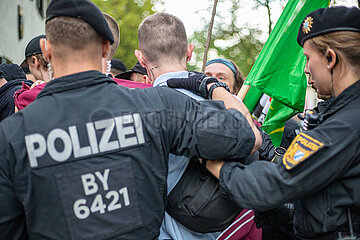 1500 demonstrieren gegen AfD-Veranstaltung in Peißenberg: Björn Höcke nimmt den Hintereingang