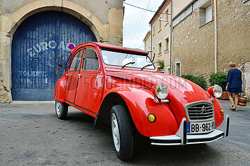 HERAULT (34). SAINT-CHINIAN. RED CITROEN CAR 2CV PARKED IN FRONT OF A GARAGE