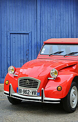 HERAULT (34). SAINT-CHINIAN. RED CITROEN CAR 2CV PARKED IN FRONT A BLUE DOOR OF A GARAGE IN A STREET OF THE VILLLAGE OF SAINT-CHINIAN.