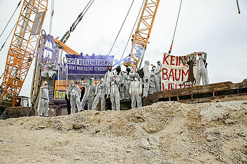 Ende Gelände besetzt Baustelle des Südschnellwegs im Protest für den Erhalt des Leinemasch