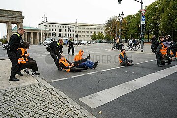 Bauern blockieren mit der Letzten Generation Straße des 17. Juni in Berlin