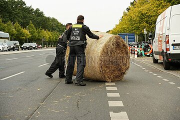 Bauern blockieren mit der Letzten Generation Straße des 17. Juni in Berlin
