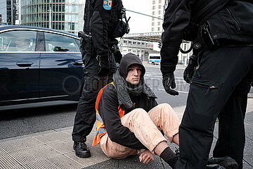 Letzte Generation blockiert am Potsdamer Platz in Berlin