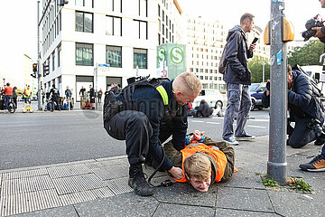 Letzte Generation blockiert am Potsdamer Platz in Berlin