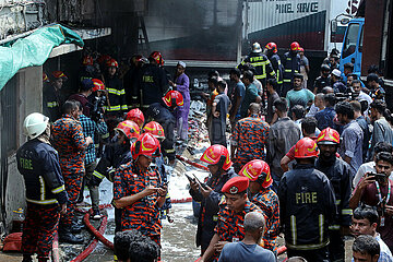 Brand im Lagerhaus von SA Paribahan in Dhaka  Bangladesch