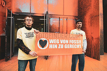 Letzte Generation besprüht Leipziger Universität mit orangener Warnfarbe