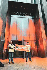Letzte Generation besprüht Leipziger Universität mit orangener Warnfarbe