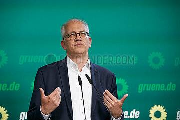 Berlin  Deutschland - Tarek Al-Wazir von BUENDNIS 90/DIE GRUENEN bei einer Pressekonferenz nach der Landtagswahl.