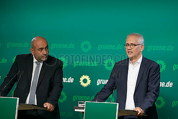 Berlin  Deutschland - Co-Bundesvorsitzender Omid Nouripour (inks) und Tarek Al-Wazir (BUENDNIS 90/DIE GRUENEN) bei einer Pressekonferenz nach der Landtagswahl.