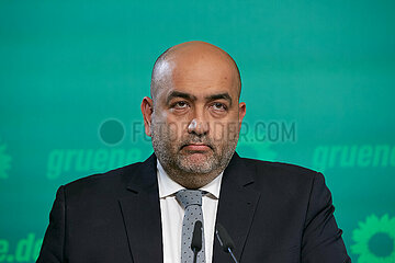 Berlin  Deutschland - Der Bundesvorsitzende Omid Nouripour von BUENDNIS 90/DIE GRUENEN bei einer Pressekonferenz.