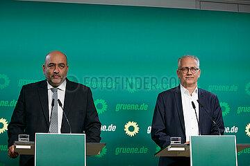 Berlin  Deutschland - Co-Bundesvorsitzender Omid Nouripour (inks) und Tarek Al-Wazir (BUENDNIS 90/DIE GRUENEN) bei einer Pressekonferenz nach der Landtagswahl.
