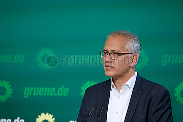 Berlin  Deutschland - Tarek Al-Wazir von BUENDNIS 90/DIE GRUENEN bei einer Pressekonferenz nach der Landtagswahl.