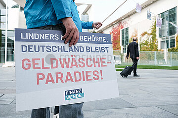 Protestaktion von Finanzwende: Deutschland bleibt Geldwäsche-Paradies