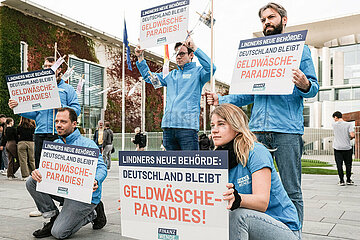 Protestaktion von Finanzwende: Deutschland bleibt Geldwäsche-Paradies