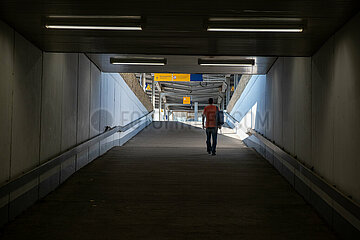 Deutschland  x - Aufgang aus einem Tunnel zum S-Bahnsteig  Flughafen Schoenefeld