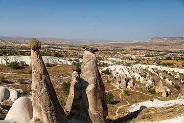 Tuerkei  Ortahisar - Beliebter Aussichtspunkt im Goereme-Nationalpark in Kappadokien  mit im Bild Tuffsteine