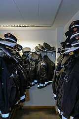 Deutschland  Bremen - Veranstaltung zur Vereidigung von Kommissar-Anwaertern  Uniform-Jacken und Polizeimuetzen an der Garderobe