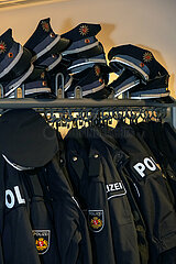 Deutschland  Bremen - Veranstaltung zur Vereidigung von Kommissar-Anwaertern  Uniform-Jacken und Polizeimuetzen an der Garderobe