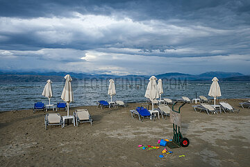 Nachsaison  Kalamaki Strand  Korfu  Griechenland  hinten Festland Albanien