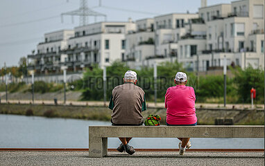 Senioren sitzen auf einer Parkbank  Marina Graf Bismarck  Gelsenkirchen  Ruhrgebiet  Nordrhein-Westfalen  Deutschland