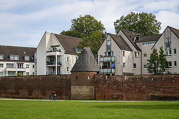 Historische Stadtmauer  Altstadtpark  Innenhafen  Duisburg  Nordrhein-Westfalen  Deutschland