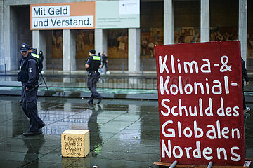 D4C Debt for Climate demonstriert am Finanzministerium in Berlin