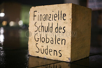 D4C Debt for Climate demonstriert am Finanzministerium in Berlin