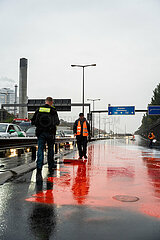 Letzte Generation bremst Verkehr aus und malt niederländische Flagge auf A100 in Berlin