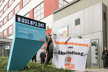 D4C Debt for Climate demonstriert am Ministerium für Entwickulungshilfe und wirtschaftliche Zusammenarbeit in Berlin