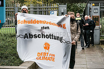 D4C Debt for Climate demonstriert am Ministerium für Entwickulungshilfe und wirtschaftliche Zusammenarbeit in Berlin