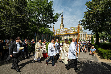 Polen  Lichen Stary - Mariae Himmelfahrt am Marienwallfahrtsort Lichen  Prozession mit Geistlichen vor der Basilika der Muttergottes von Lichen