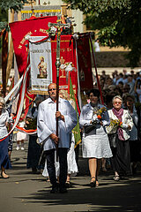 Polen  Lichen Stary - Prozession mit Pilgern an Mariae Himmelfahrt am Marienwallfahrtsort Lichen