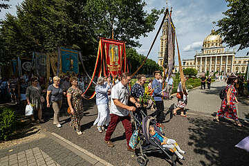 Polen  Lichen Stary - Mariae Himmelfahrt am Marienwallfahrtsort Lichen  Prozession mit Pilgern vor der Basilika der Muttergottes von Lichen