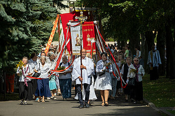 Polen  Lichen Stary - Prozession mit Pilgern an Mariae Himmelfahrt am Marienwallfahrtsort Lichen