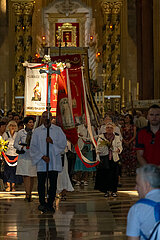 Polen  Lichen Stary - Mariae Himmelfahrt am Marienwallfahrtsort Lichen  Prozession bewegt sich aus der Basilika der Muttergottes von Lichen