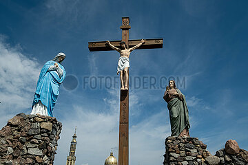 Polen  Lichen Stary - Marienwallfahrtsort Lichen  Jesuskreuz auf dem Steinhuegel Golgatha  im Hintergrund Teile der Basilika der Muttergottes von Lichen
