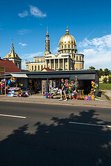 Polen  Lichen Stary - Devotionalienverkauf am Marienwallfahrtsort Lichen  dahinter die Basilika der Muttergottes von Lichen