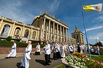 Polen  Lichen Stary - Mariae Himmelfahrt am Marienwallfahrtsort Lichen  Prozession mit Geistlichen bewegt sich aus der Basilika der Muttergottes von Lichen